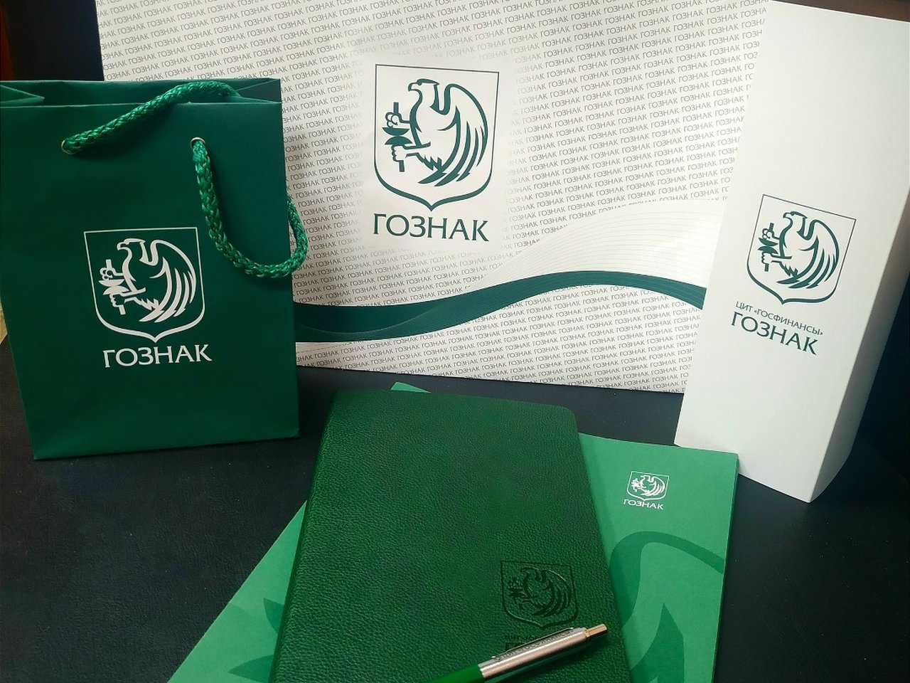 Фирменный набор с блокнотом, ручками и пакетами